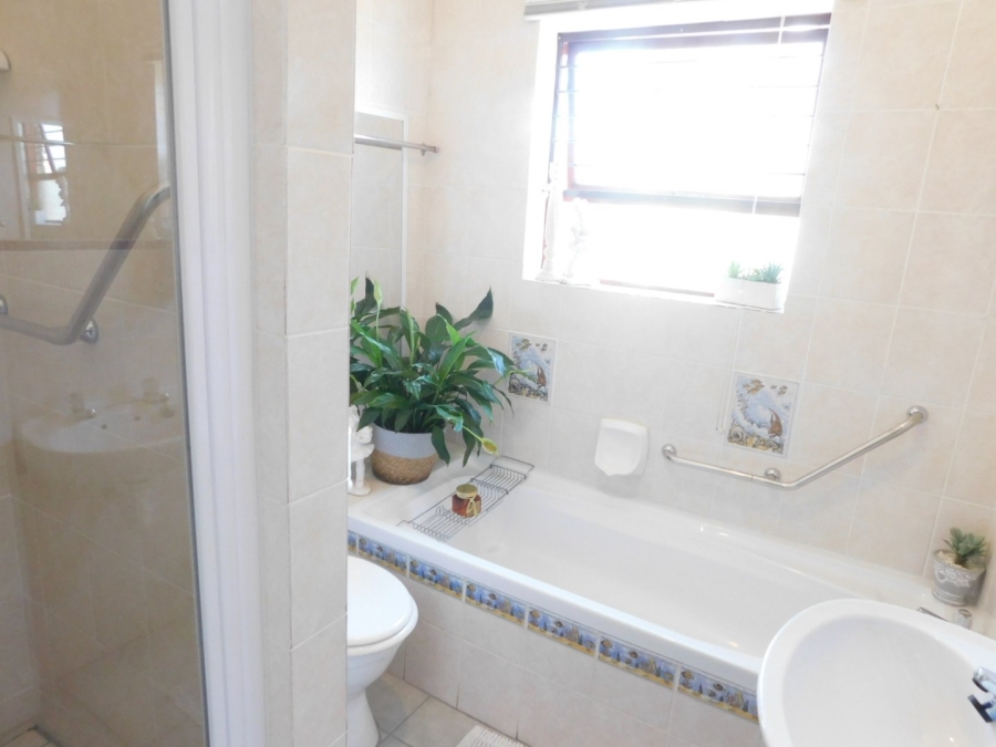 2 Bedroom Property for Sale in Sea Breeze Western Cape